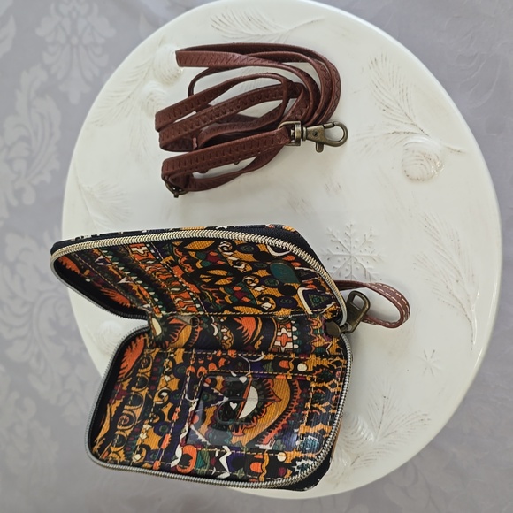 NWOT sakroots Wristlet Wallet Peace With Strap Brown Black - Picture 4 of 14